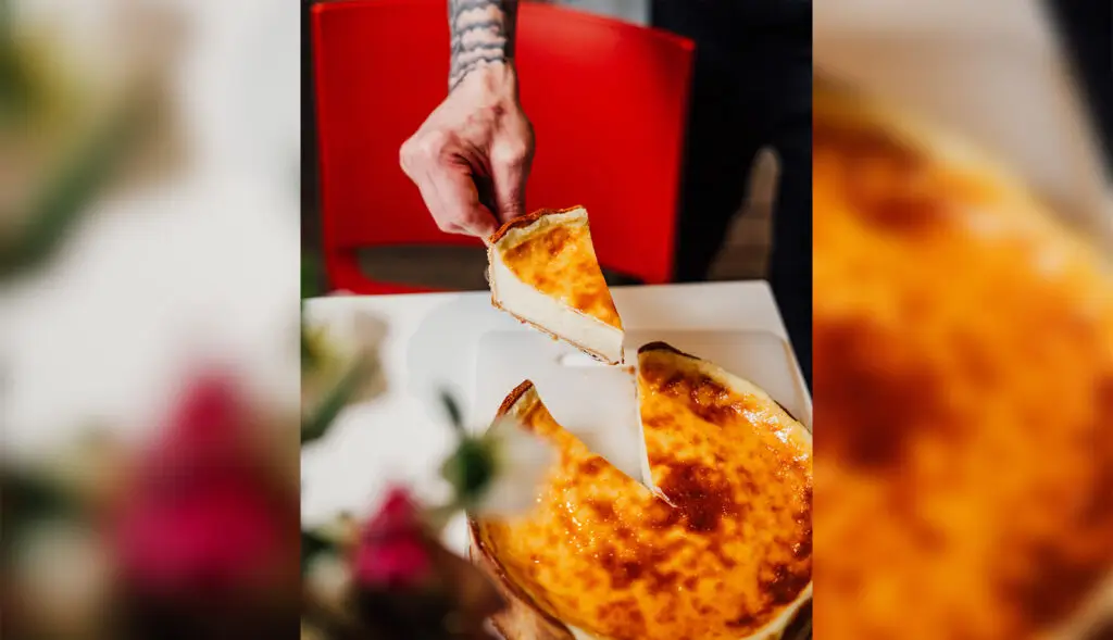 Au Café de la Flèche à Saint-Denis, découvrez un flan maison généreux, crémeux et doré, idéal pour une pause gourmande à tout moment